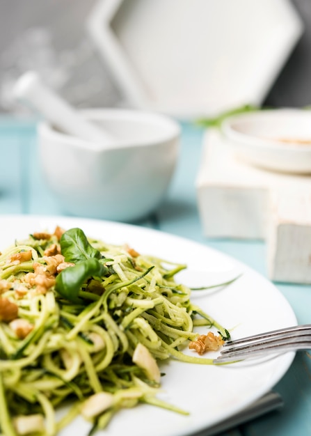 Высокий вид здоровый зеленый салат крупным планом