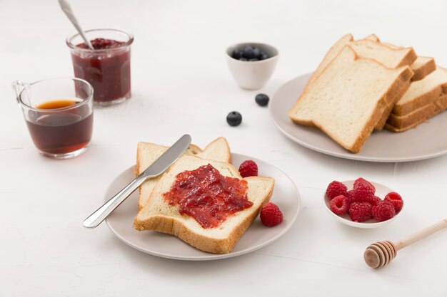 빵에 높은보기 집에서 만든 맛있는 잼