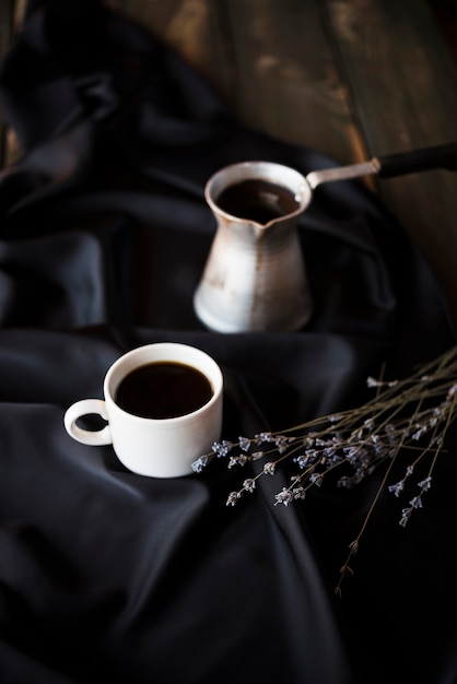 Бесплатное фото Высокий вид цветов лаванды с утренним кофе