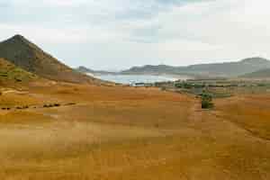 Бесплатное фото Высокий вид на сушеные поля и горы с озерами