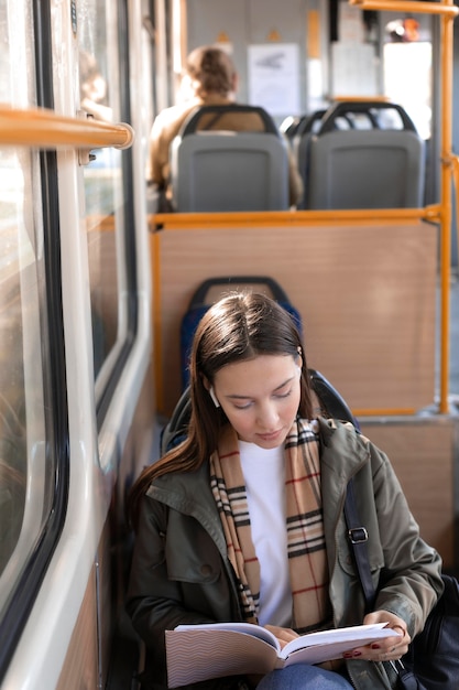 Foto gratuita lettura passeggeri ad alta visibilità