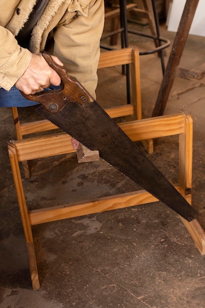 Persona di alta vista utilizzando uno strumento a fascia su legno