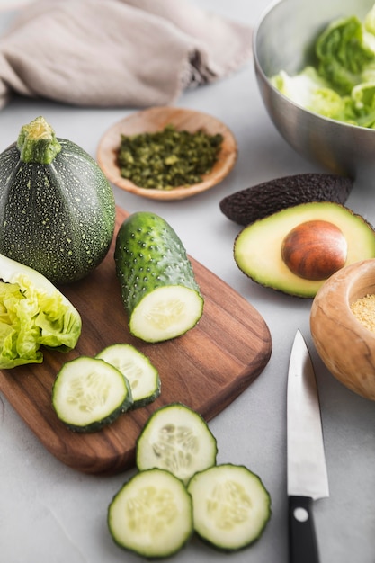 Free photo high view slices of cucumber on cutting board