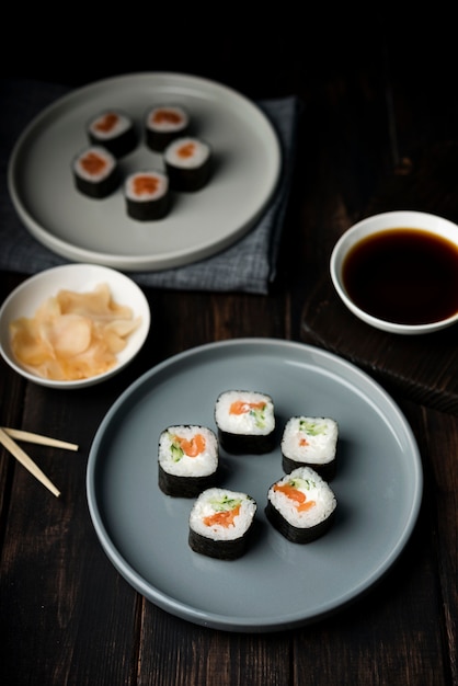 Foto gratuita rotoli di sushi di alta vista su piatti e patatine