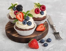 Foto gratuita cupcake e forchetta gustosi di alta vista