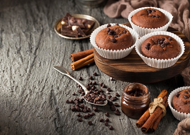 Foto gratuita alta vista gustoso cupcake con gocce di cioccolato