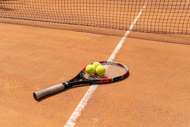 Foto gratuita palline da tennis alta vista sul rastrello