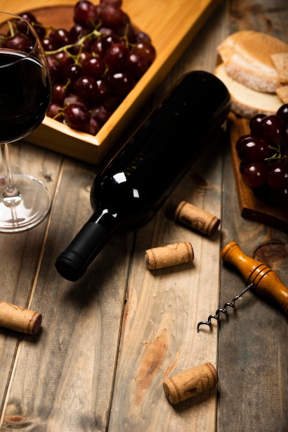 Бутылка вина высокого вида на деревянный стол