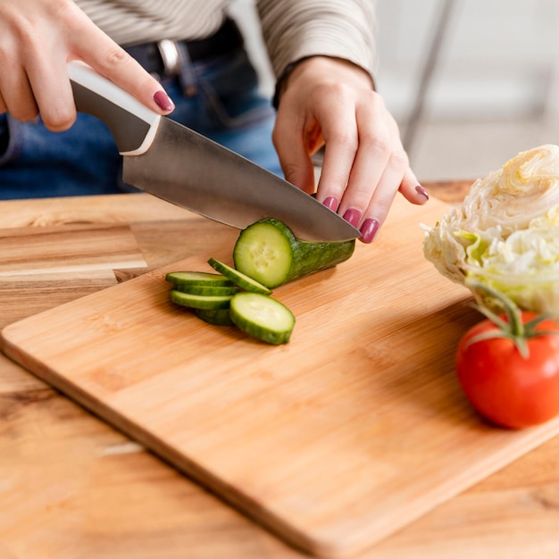 野菜のスライスを切る女性