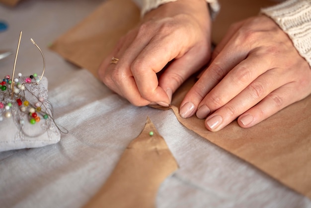 針と糸で縫うハイビュー女性