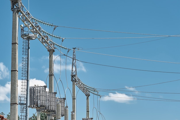 Free photo high voltage electrical transformers in an electricity distribution power plant. high voltage power lines, life power supply. close-up