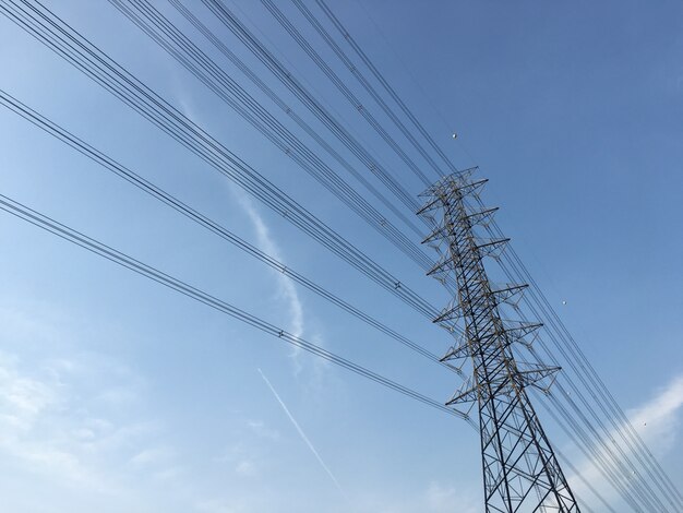 Высокое напряжение post.High-voltage башни фоне неба.