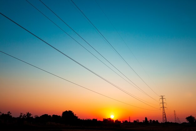 Линия электропередачи высокого напряжения на фоне красивого закатного неба
