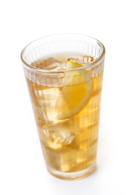 Highball Whiskey с содой и лимонным напитком, выделенным на белом фоне