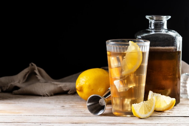 Foto gratuita highball whiskey con soda e bevande al limone su un tavolo di legno