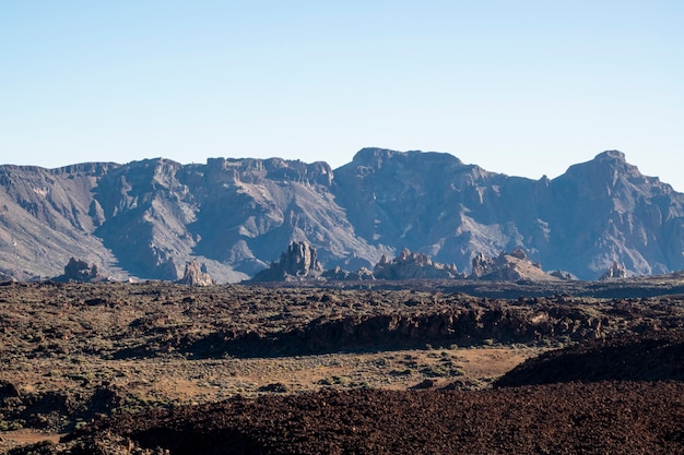 Foto gratuita paesaggio di rocce alte con cielo sereno