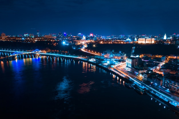 Бесплатное фото Шоссе ночью в современном городе