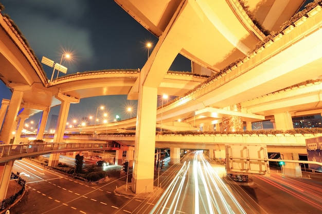 Автодорожный мост в Шанхае с оживленным движением в ночное время.