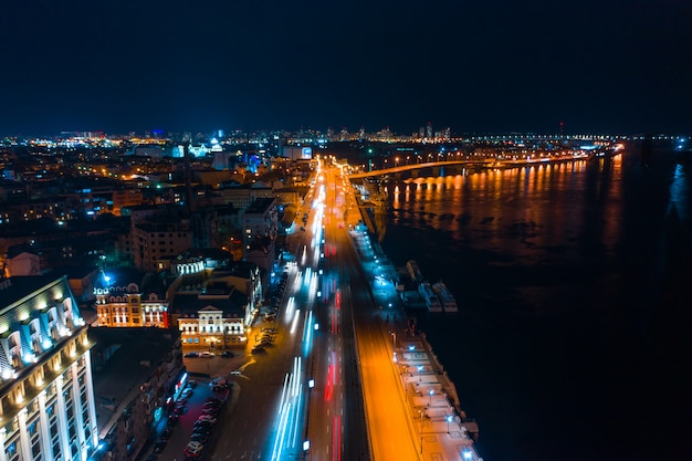 Foto gratuita autostrada di notte nella città moderna