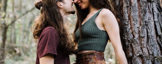 Hiker влюбленная пара целоваться на природе