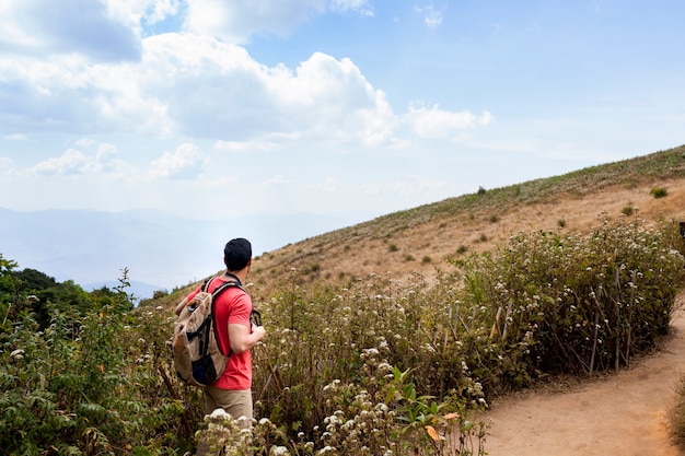 Hiker на холмистых полях