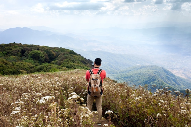 Foto gratuita hiker in paesaggio di montagna