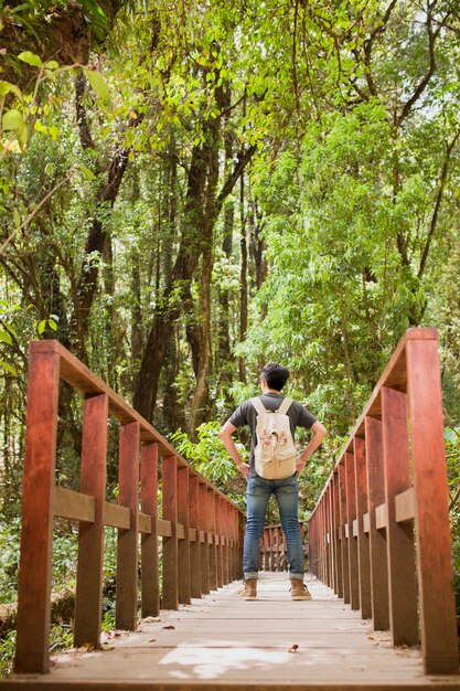 古い橋の上の登山者