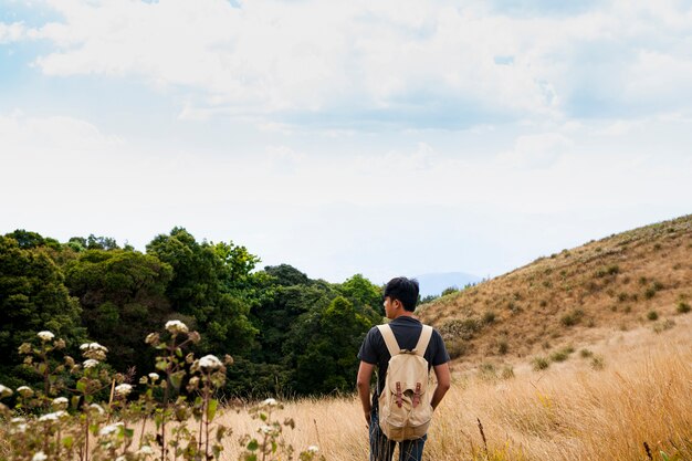 Hiker в открытых полях