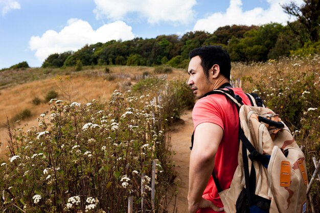 Hiker на пути в полях