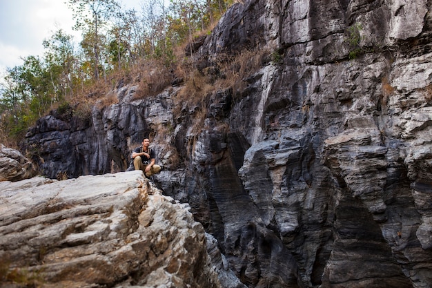 Hiker, сидящий на скале