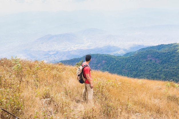 Hiker, стоящий в горах