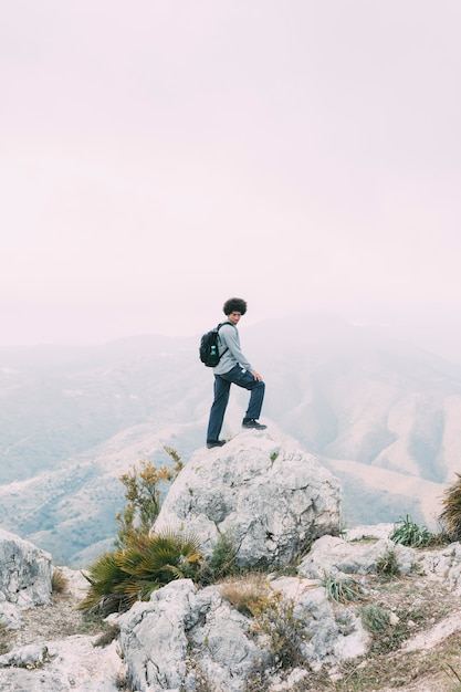 Escursionista in piedi sulla roccia