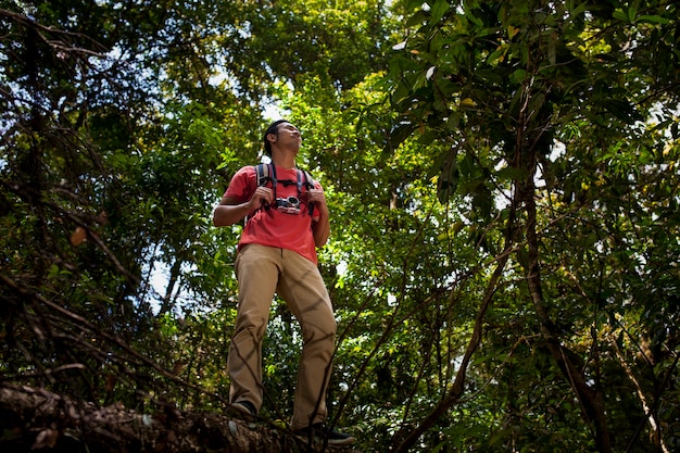 Hiker, стоящий в диких джунглях