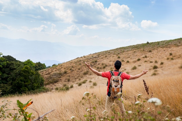 Hiker растяжения оружия на поле