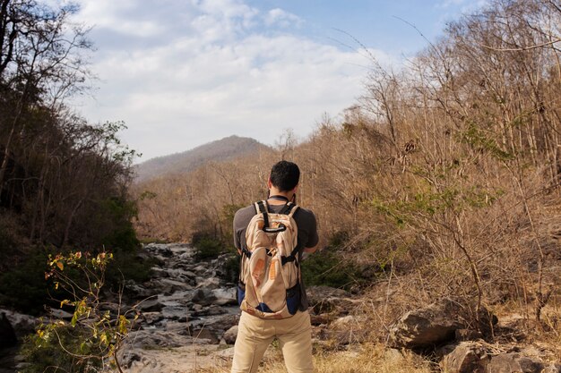 風景の写真を撮っている登山者