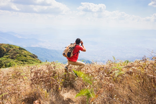 Hiker фотографирует пейзаж