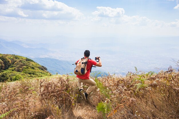 Hiker фотографирует панораму