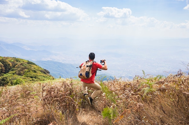 Hiker фотографирует панораму