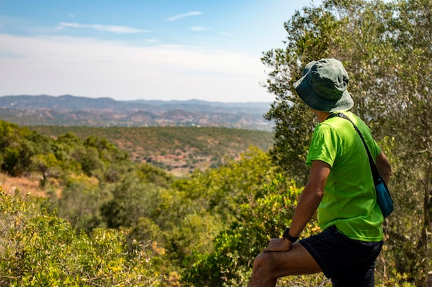 ハイカー​は​、​ポルトガル​の​アルガルヴェ​地方​の​田園​風景​を​眺めています​。