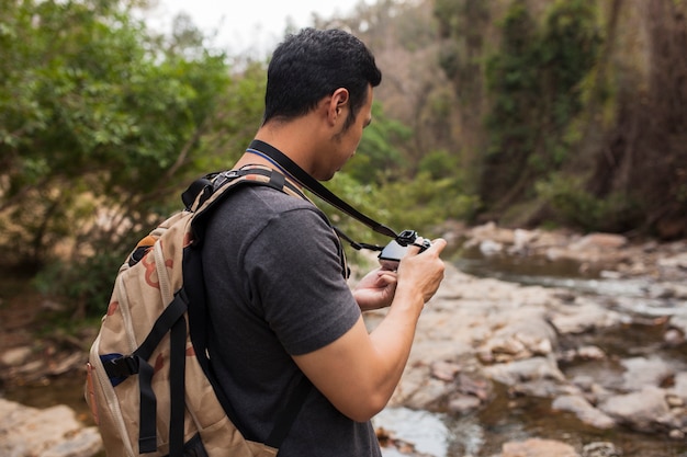 Foto gratuita escursionista con fotocamera