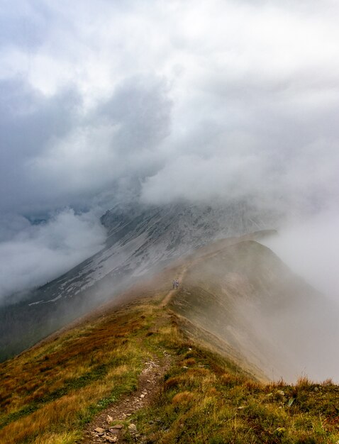 오스트리아의 스티 리안 산맥, 하이킹 코스, 스포츠, 안개가 자욱한 mou에서 산길을 오르는 등산객