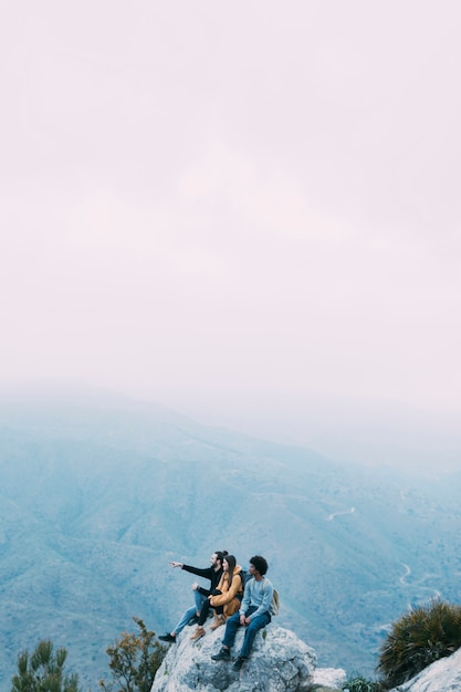 무료 사진 바위에 앉아 등산객