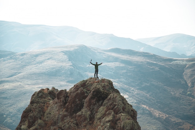 Foto gratuita escursionisti in cima