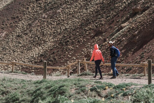 山の近くを歩くハイキングのカップル
