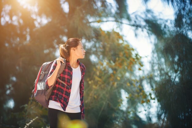 笑って健康的な風光明媚な活動をハイキング