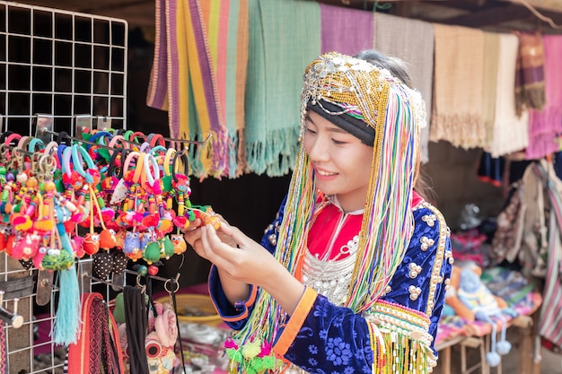 관광객에게 상품을 판매하는 언덕 부족 여성.