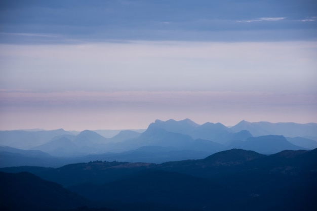 Colline e montagne coperte di nebbia in una triste giornata