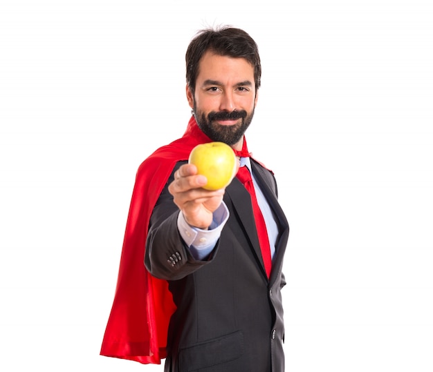 Бизнесмен-хипстер одет как супергерой, держащий яблоко
