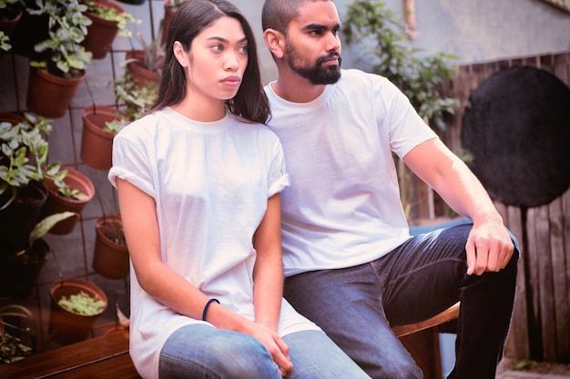 あなた​の​デザイン​の​ため​の​空白​の​tシャツ​と​流行​に​敏感な​カップル