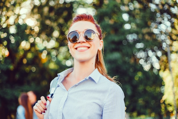 Free photo hipster girl portrait on the street